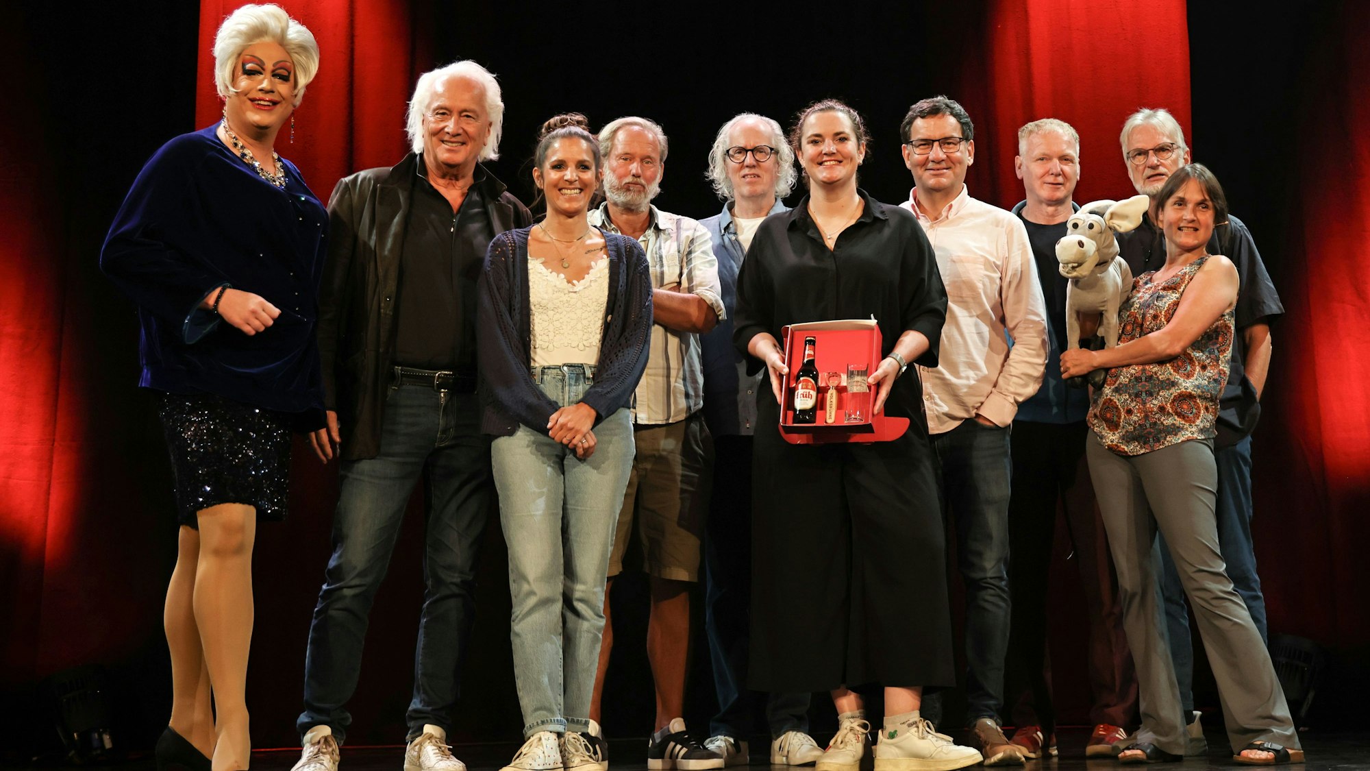 Die Teilnehmenden der Pressekonferenz in der Volksbühne am Rudolfplatz.