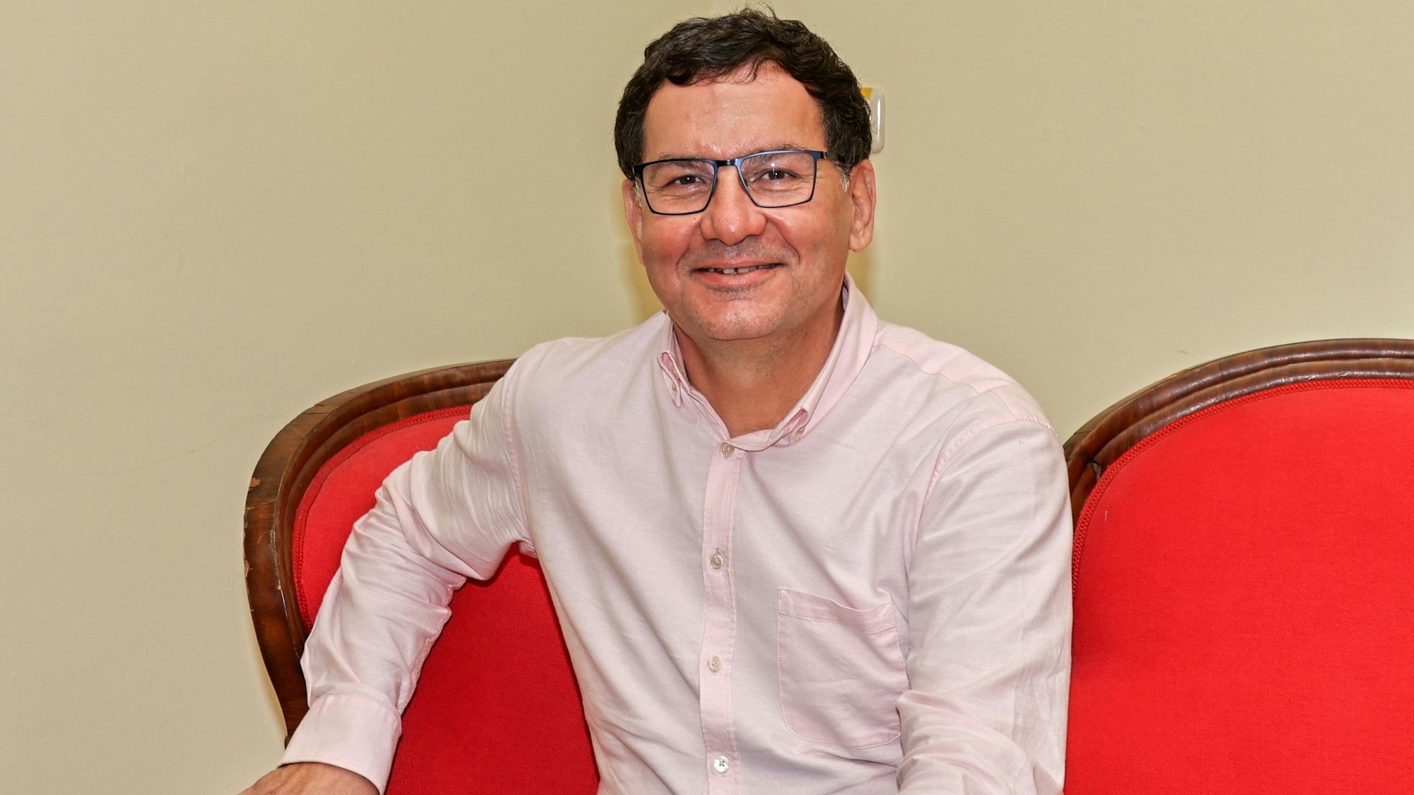 Moritz Netenjakob sitzt auf dem Sofa in der Volksbühne.