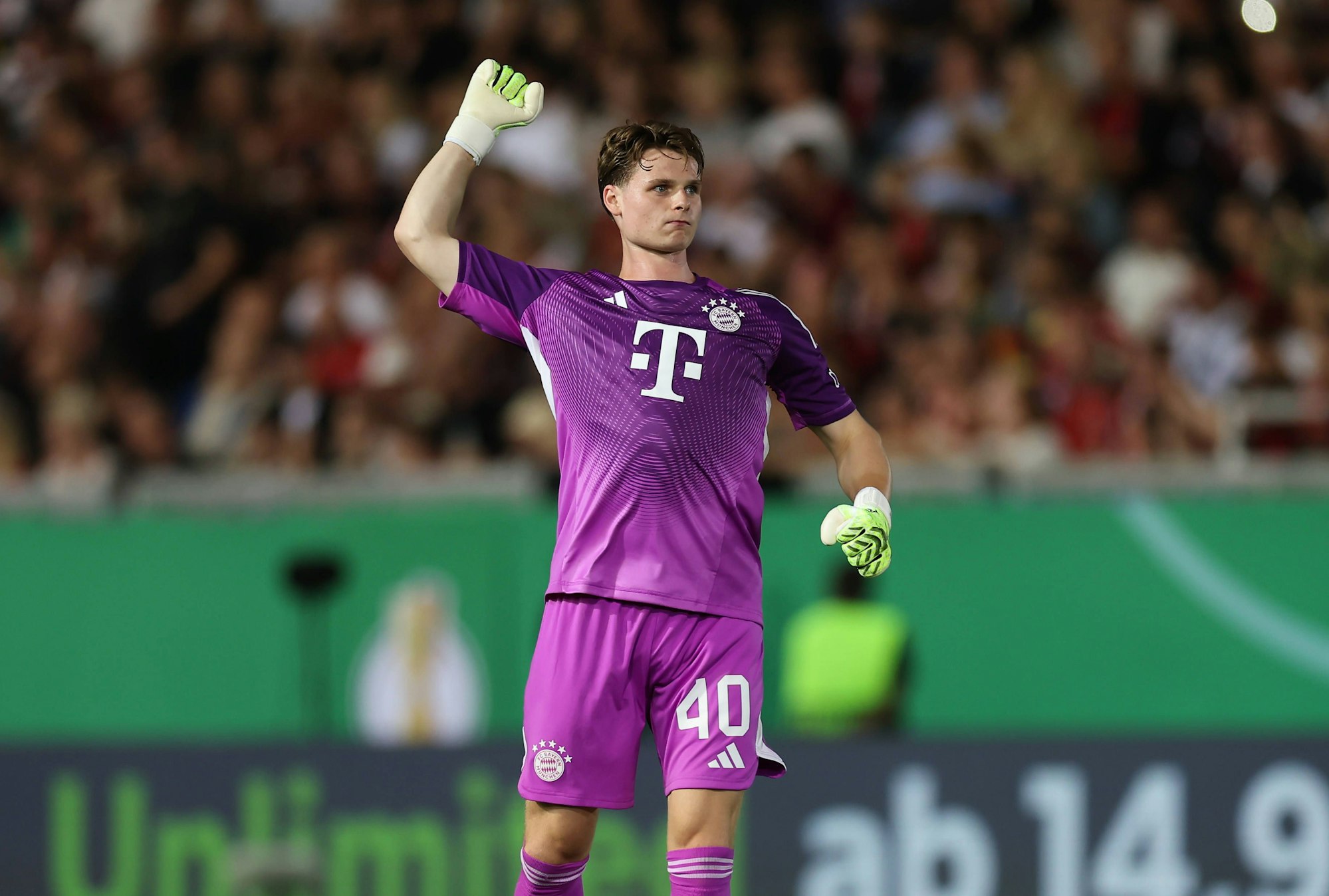 Bayern-Keeper Jonas Urbig beim 3:2-Sieg am Mittwoch (27. August 2025) gegen Wehen Wiesbaden.