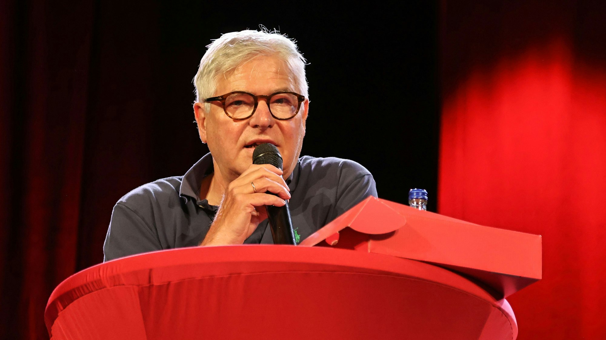 Axel Molinski bei der Pressekonferenz in der Volksbühne.