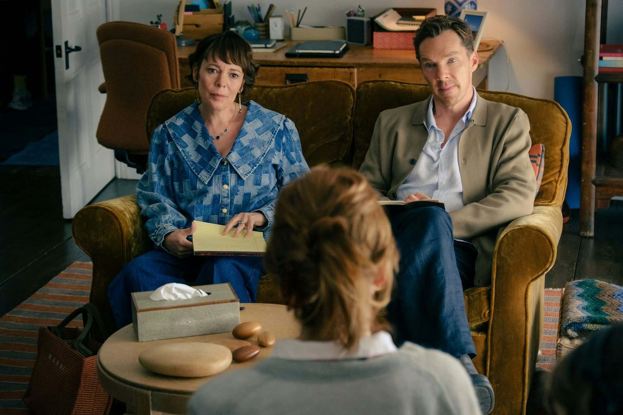Noch sitzen Ivy (Olivia Colman, links) und Theo (Benedict Cumberbatch) ruhig nebeneinander. (Bild: 2025 Searchlight Pictures/Disney/Jaap Buitendijk)