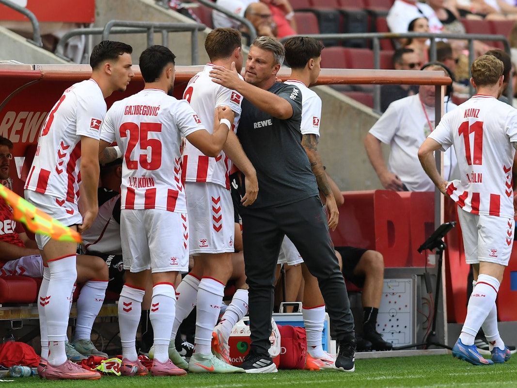 Dominique Heintz (1. FC Köln) wird von Trainer Lukas Kwasniok beim Testspiel am 9. August 2025 gegen Bergamo umarmt.