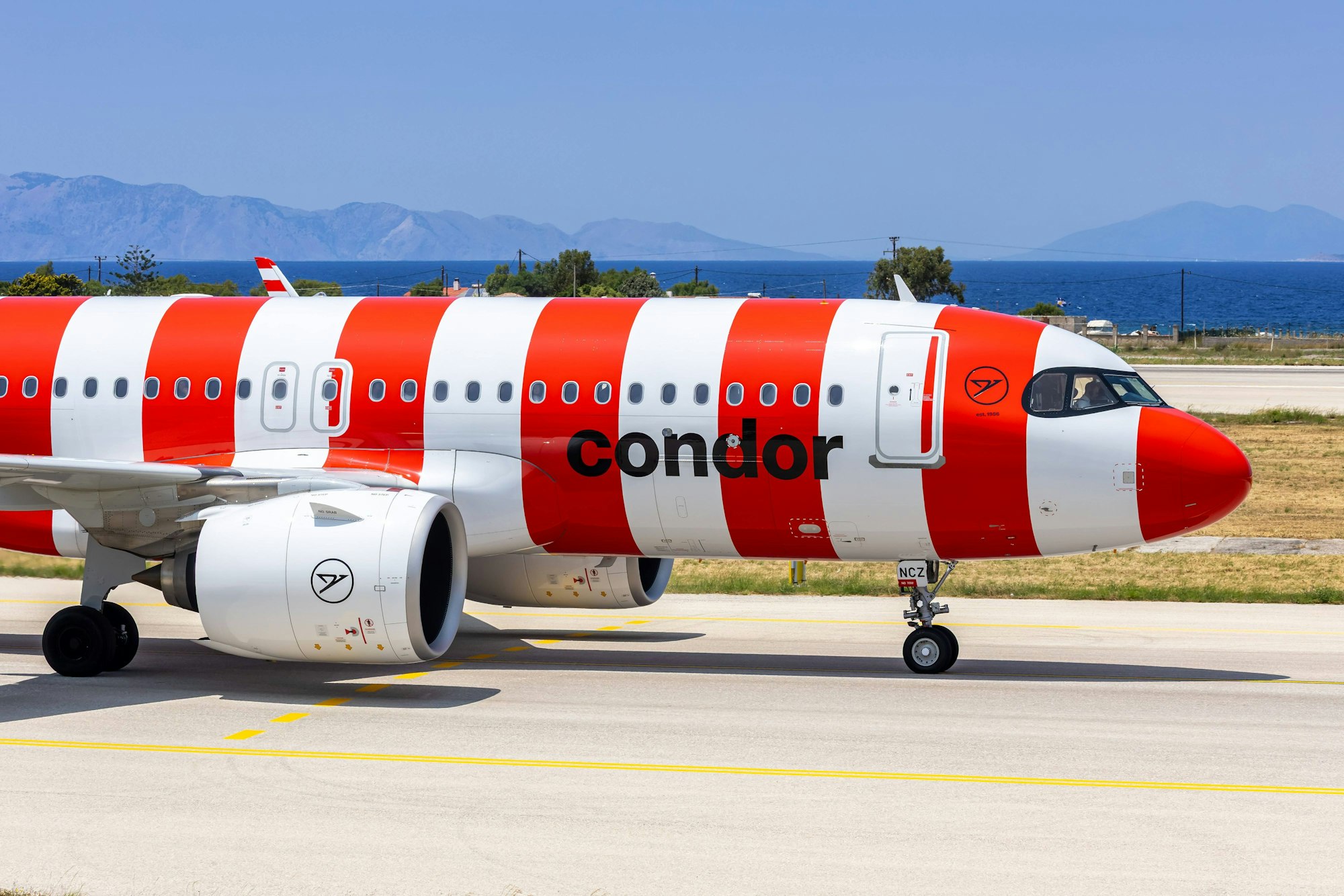 Eine Condor-Maschine steht am Flughafen.