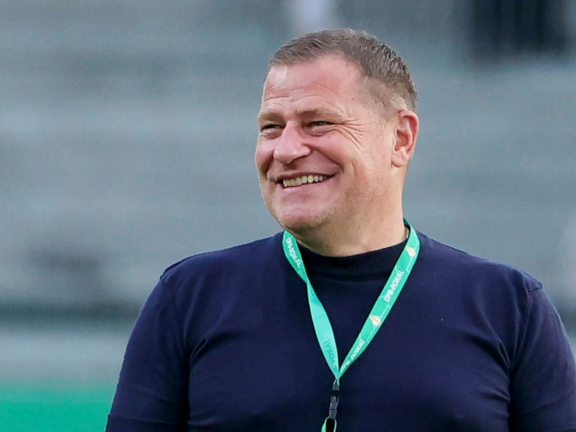 Bayern-Sportvorstand Max Eberl am 27. August 2025 vor dem Spiel im DFB-Pokal gegen den SV Wehen Wiesbaden.