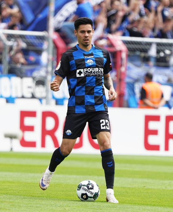 Raphael Obermair am Ball im DFB-Pokalspiel gegen Viktoria Köln.