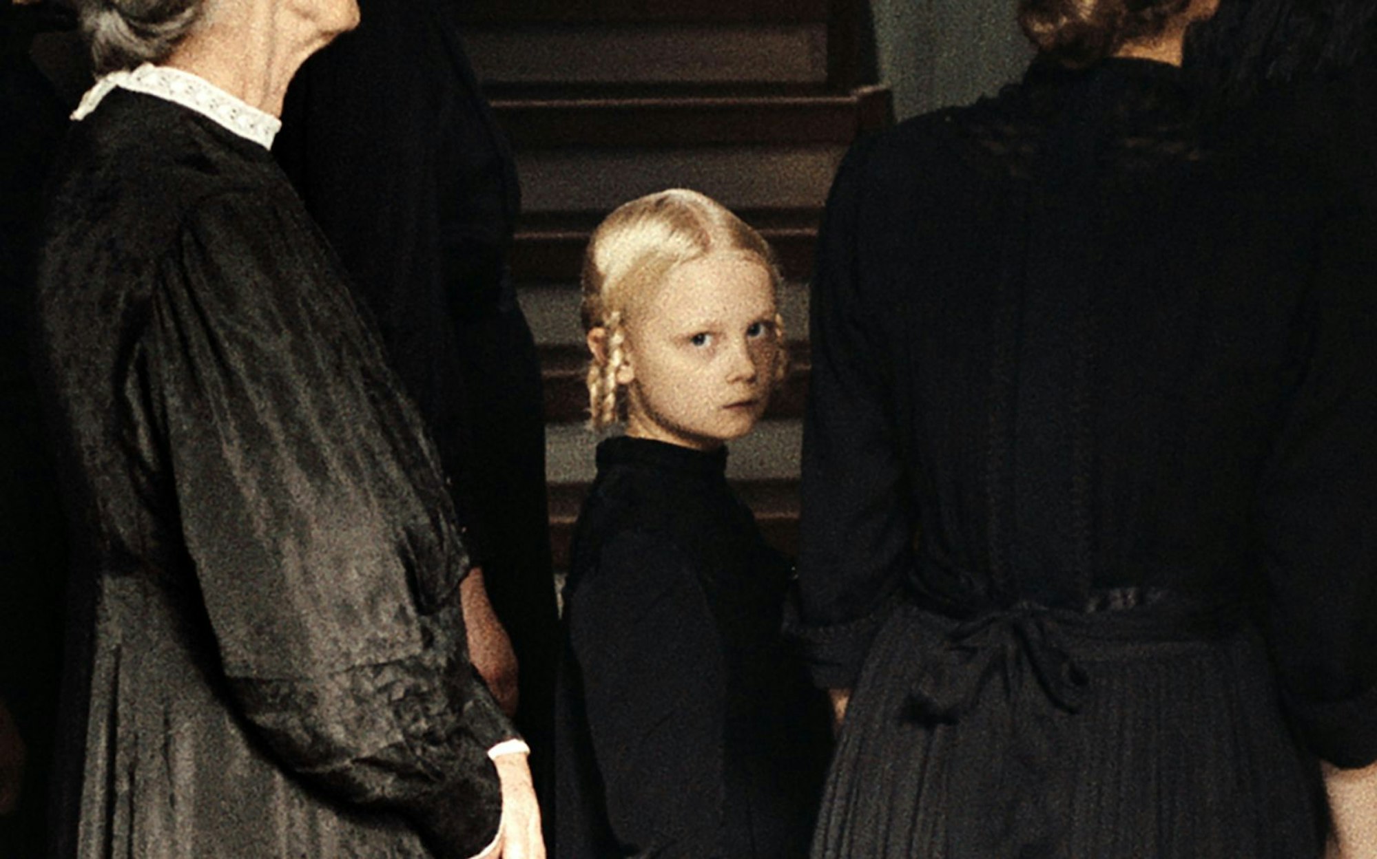 Alma (Hanna Heckt, Mitte) erfährt, warum sie ihren Namen trägt. (Bild: Fabian Gamper/Studio Zentral/Neue Visionen)