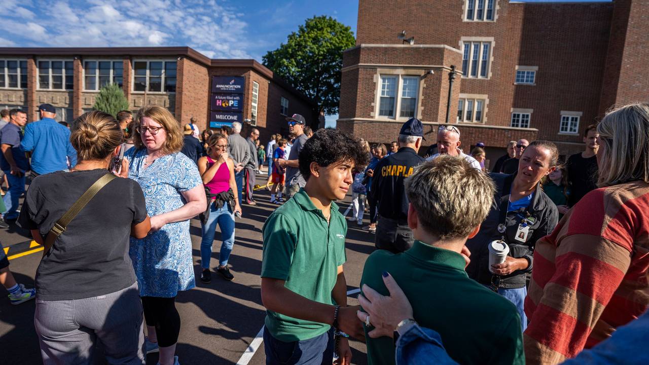 Schüler und Eltern warten vor einem Schulgebäude in Minneapolis. Bei den tödlichen Schüssen an einer Schule geht die Polizei von einem einzelnen Schützen aus.