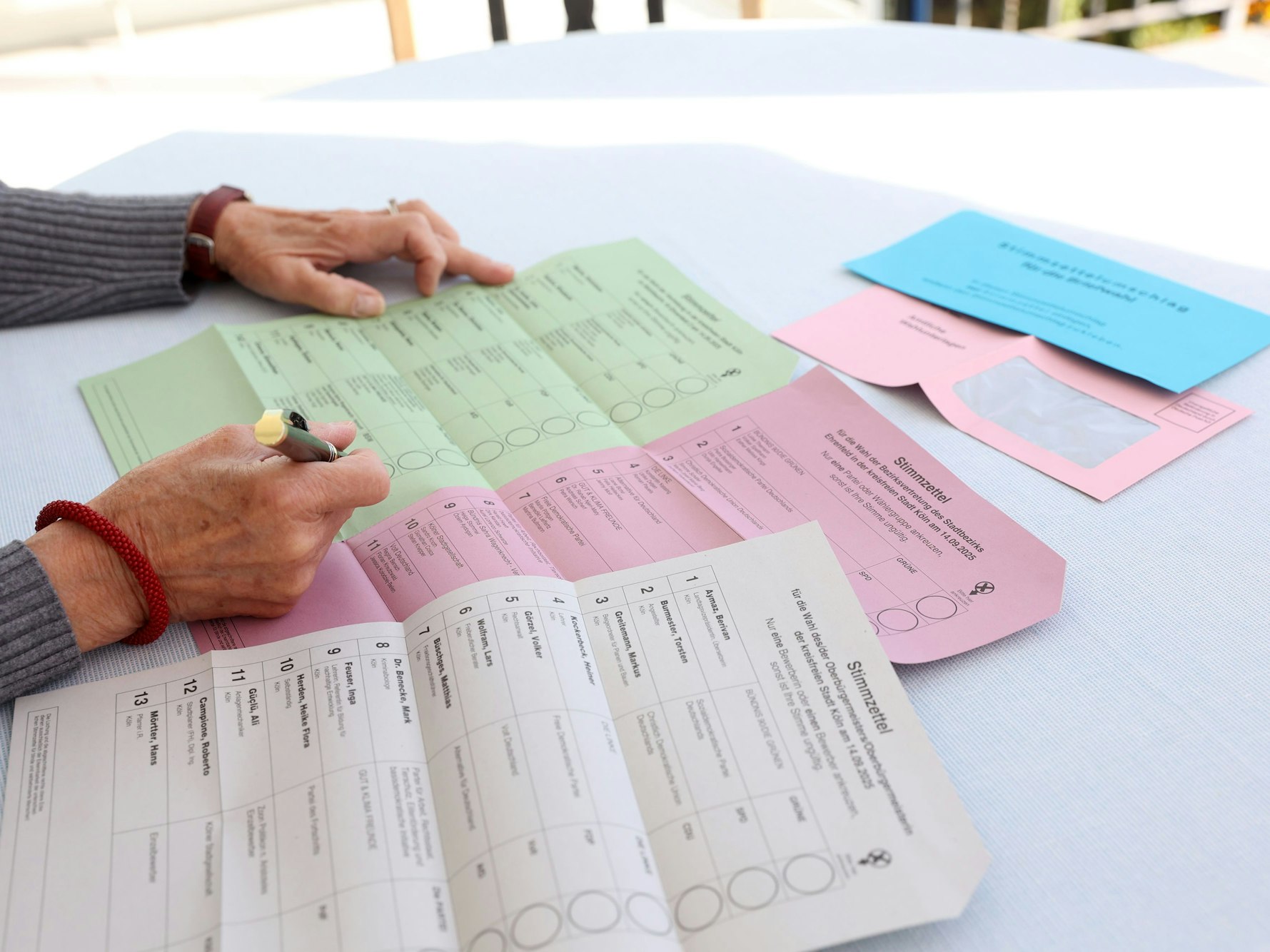 13 Bewerberinnen und Bewerber für das Kölner Oberbürgermeisteramt stehen auf den Wahlzetteln.