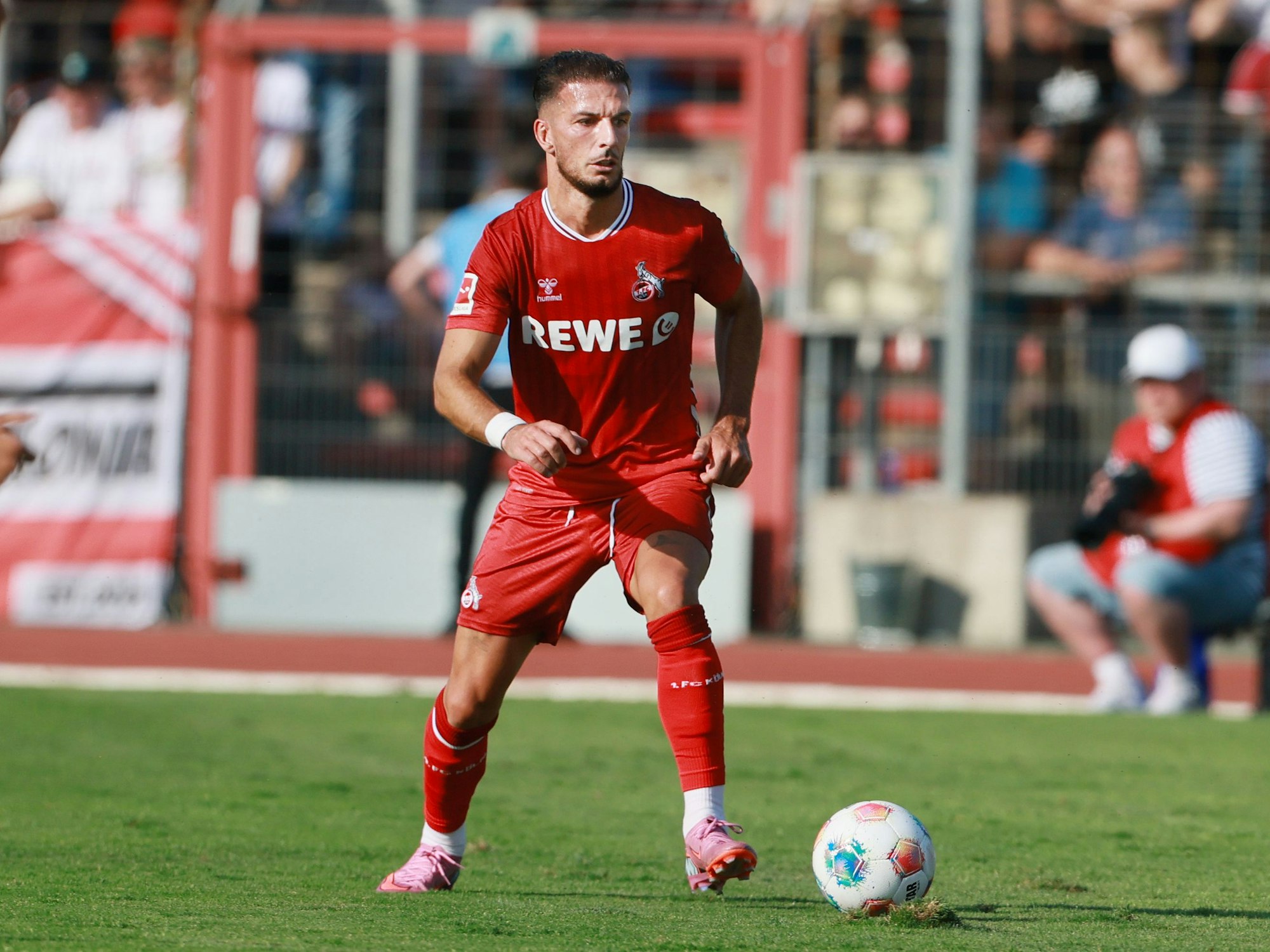 FC-Profi Leart Pacarada, hier am 18. Juni 2025 beim Testspiel gegen Fortuna Köln, wird den Verein verlassen.