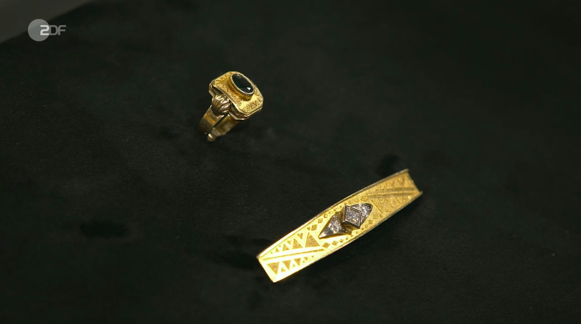 Patrick Lessmann datierte den Ring mit Turmalin in den 1930er Jahren, die Brosche mit Brillanten in den 1960er Jahren. Beide Schmuckstücke waren aus 585er Gold und mit Granulationstechnik verziert. Gewünscht wurden 800 bis 1.000 Euro. Lessmann schätzte 850 bis 900 Euro. Und Daniel Meyer zahlte auch 900 Euro.
(Bild: ZDF)