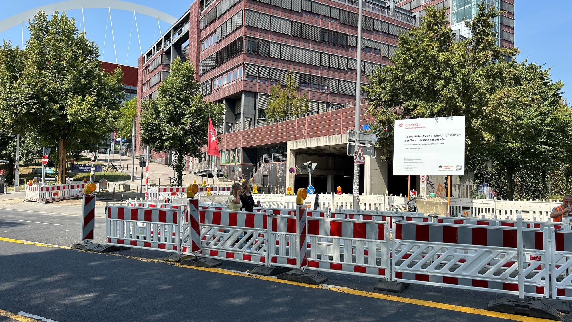 Baustelle auf der Gummersbacher Straße an der Lanxess-Arena.