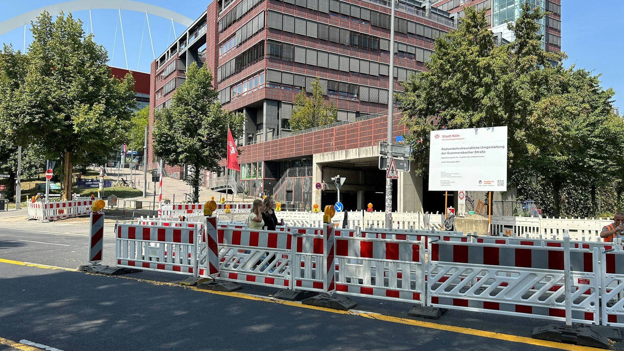 Baustelle auf der Gummersbacher Straße an der Lanxess-Arena.