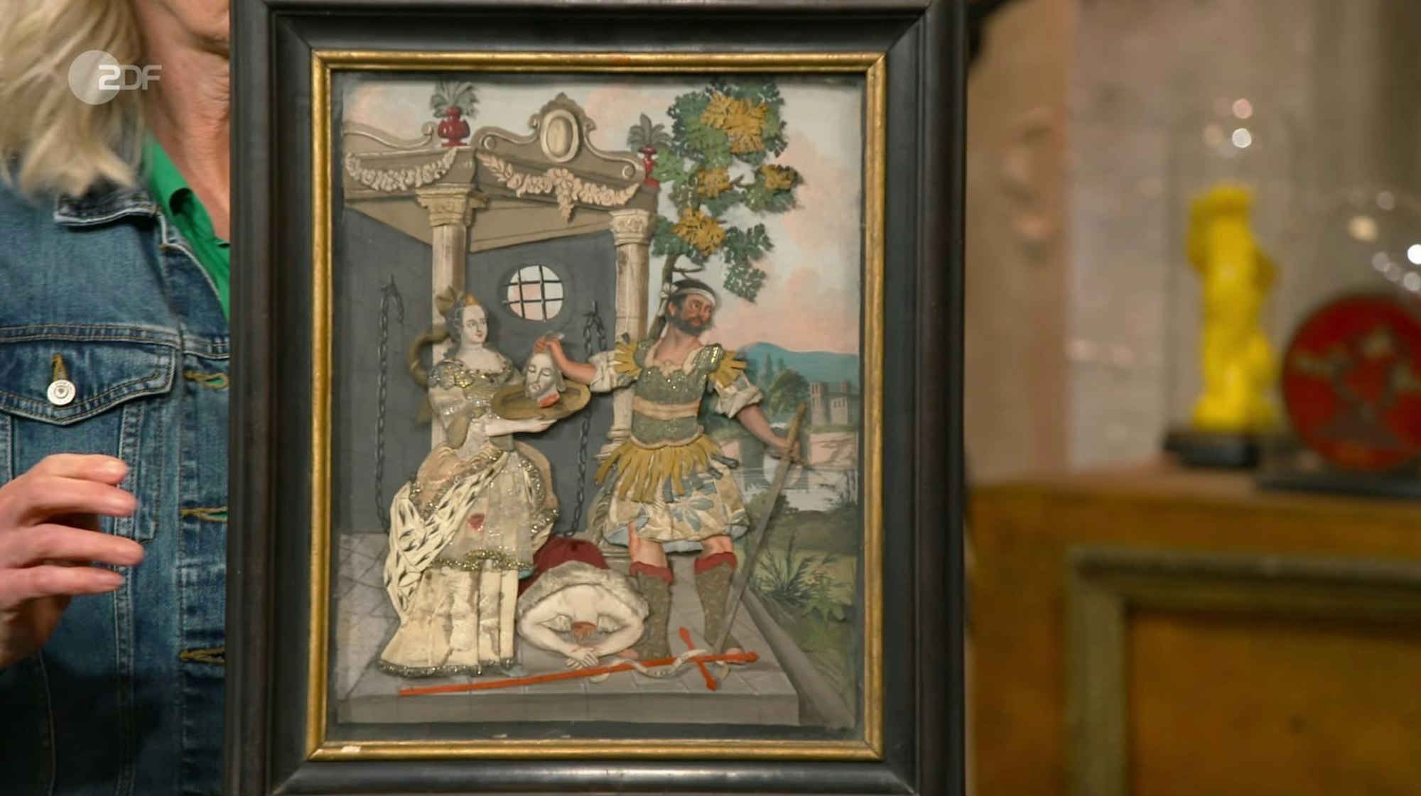 Ein sogenanntes Spickelbild mit der Enthauptung des Täufers Johannes im Bild erkannte Friederike Werner als Klosterarbeit aus Augsburg und datierte das Stück in den Zeitraum 1750 bis 1800. Der Wunschpreis von 1.500 Euro wurde von Werner auf 500 bis 700 Euro gedrückt. Letztlich zahlte Friedrich Häusser 500 Euro.
(Bild: ZDF)
