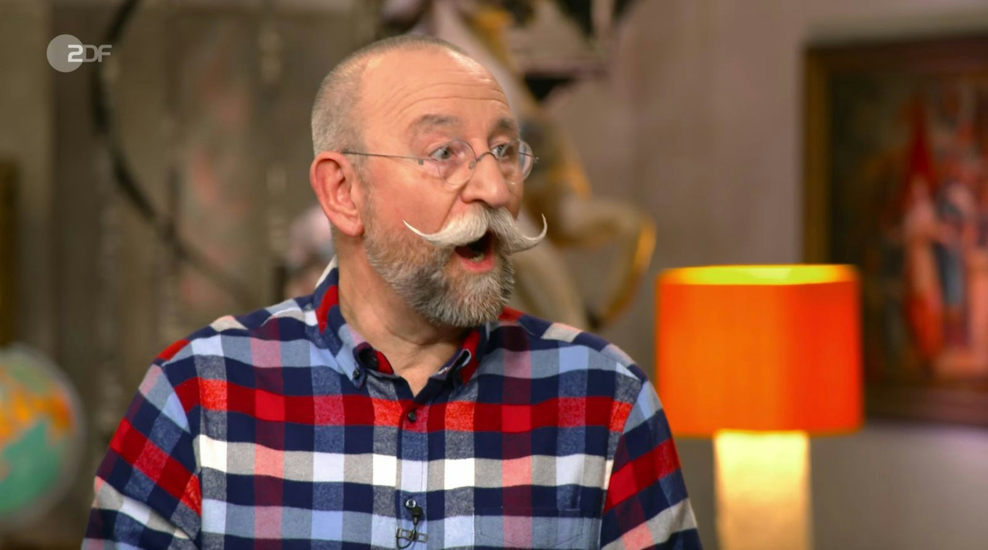 „Da war ich nie ein Freund von“, schimpfte Horst Lichter in der Mittwochsausgabe der ZDF-Trödelshow „Bares für Rares“, als er „die Dinger aus dem Sportunterricht“ erblickte. Doch die Turngeräte waren voll mit Erinnerungen und sollten doch einen guten Preis erzielen, zudem für einen guten Zweck. Das sah der Experte leider ganz anders. (Bild: ZDF)