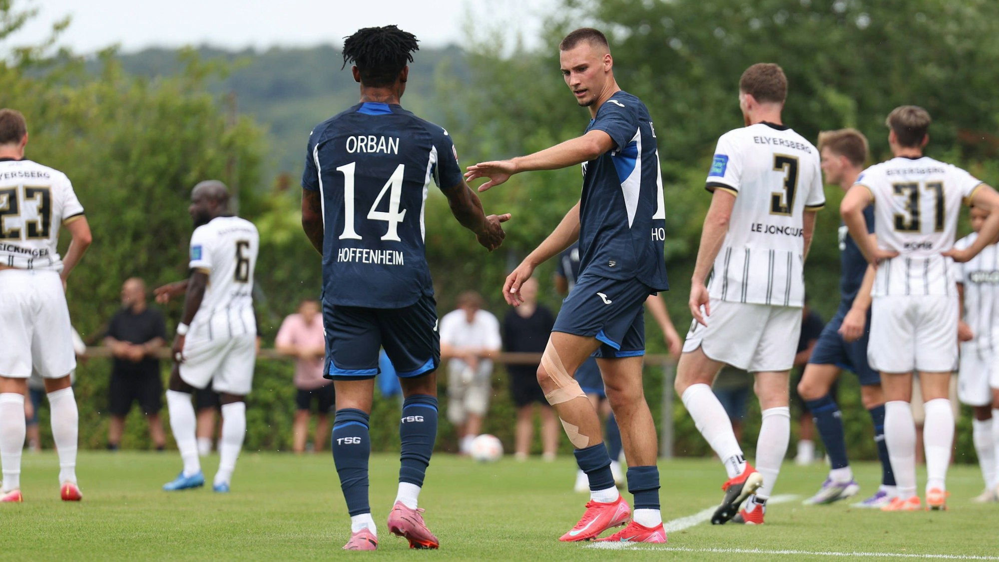 Tim Lemperle und Gift Orban klatschen ab.