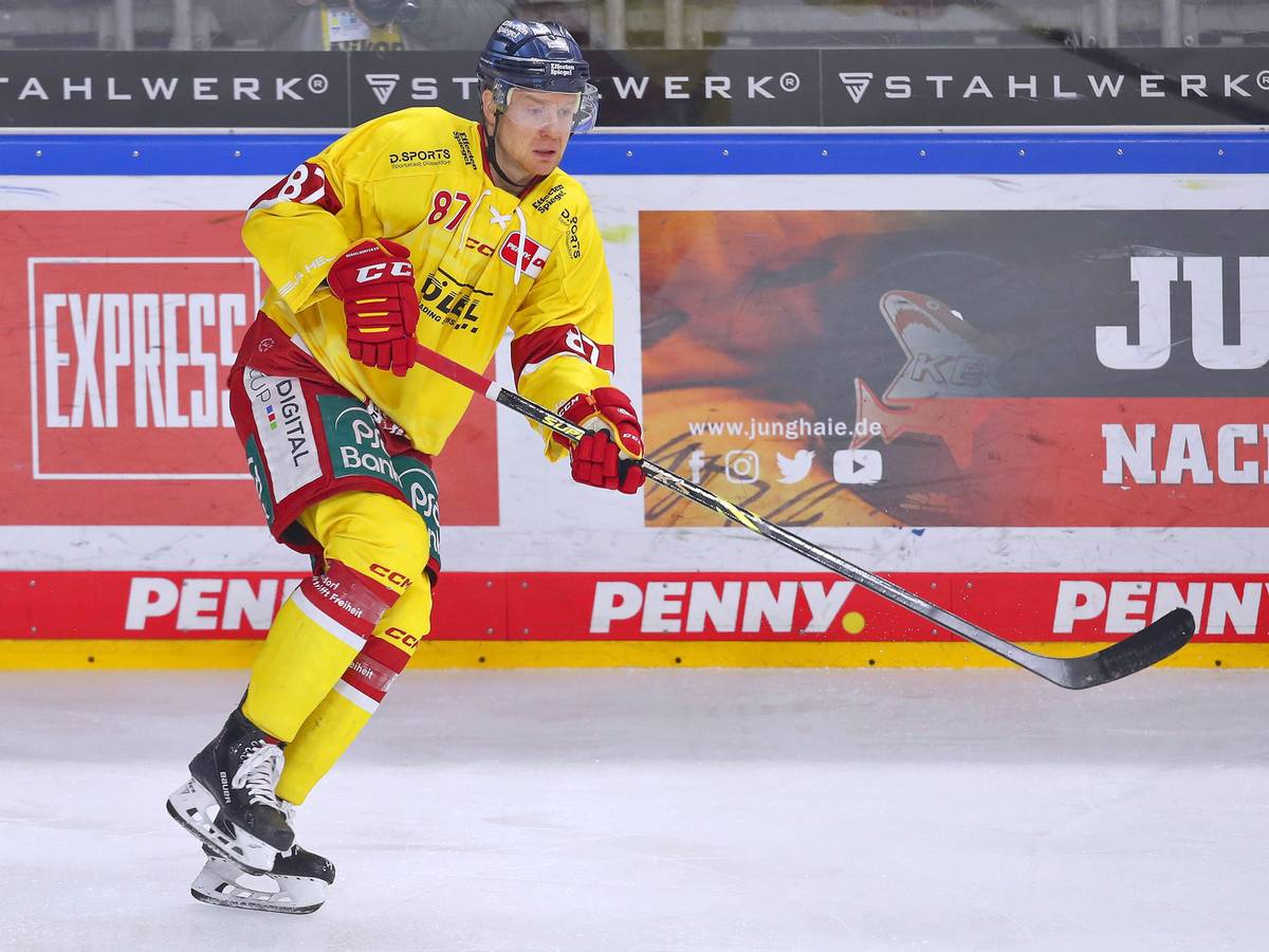 Philip Gogulla im Trikot der DEG in der Kölner Lanxess-Arena.
