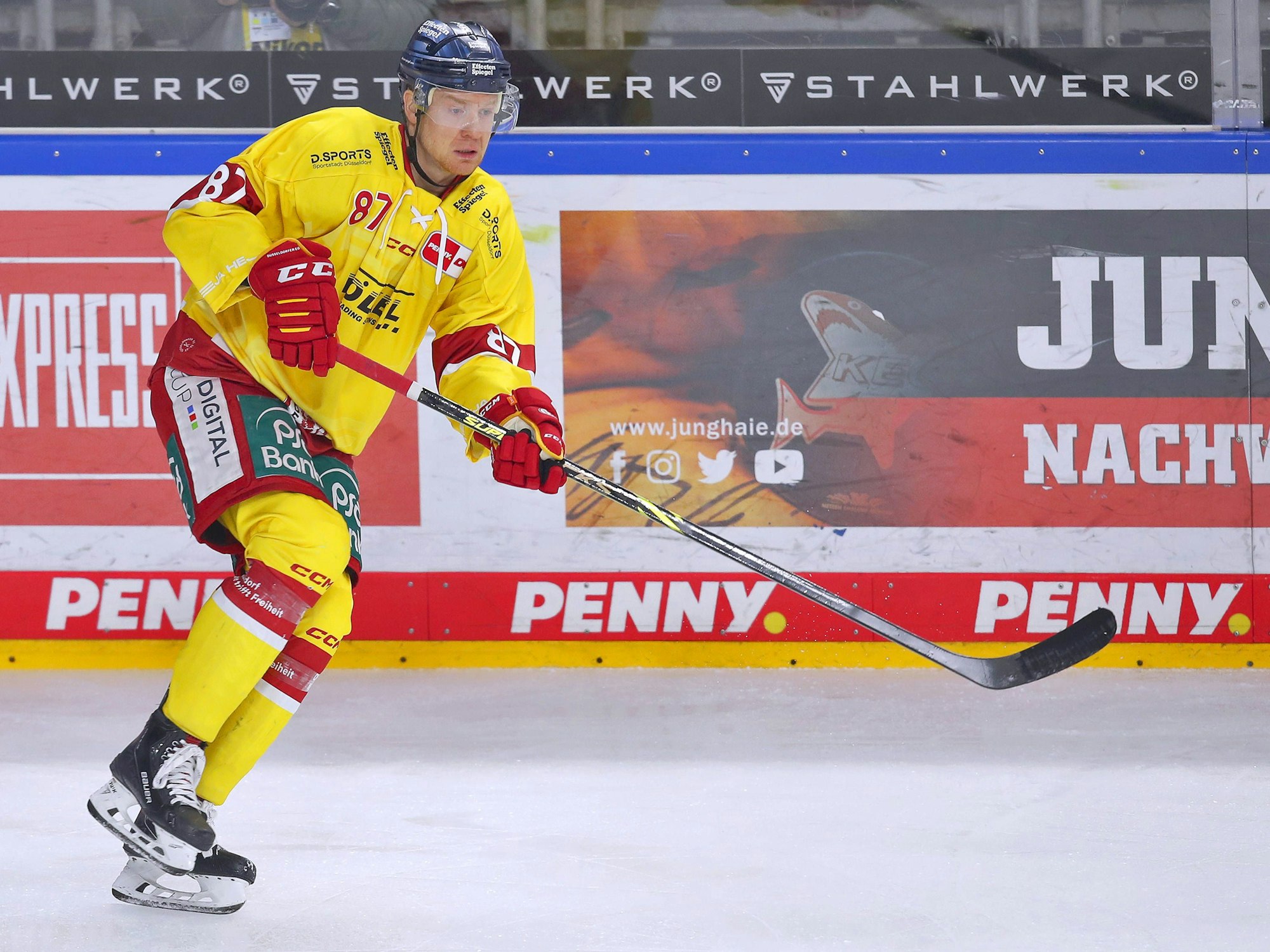 Philip Gogulla im Trikot der DEG in der Kölner Lanxess-Arena.