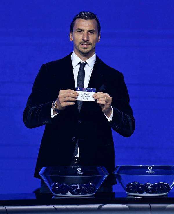 Zlatan Ibrahimovic hält ein kleines Schild mit der Aufschrift „FC Bayern München“ in die Kamera.