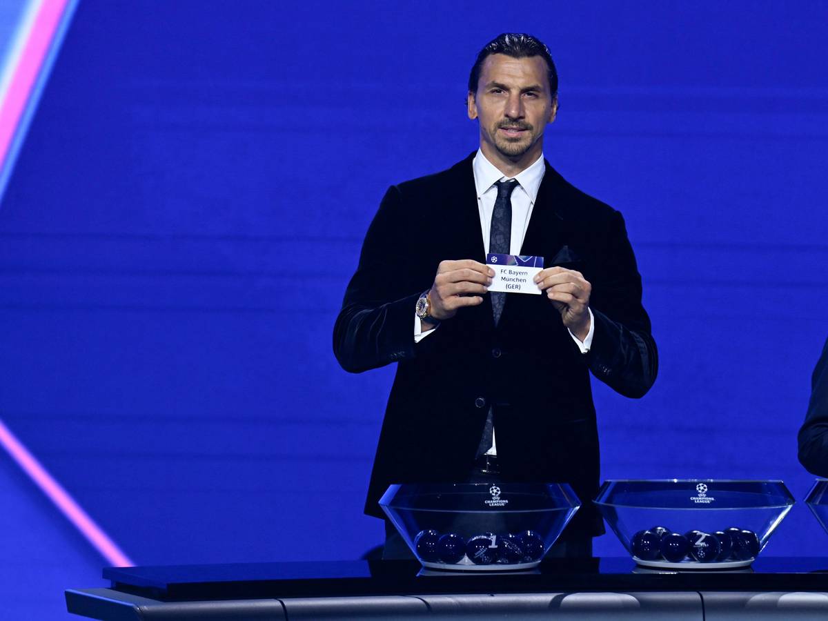 Zlatan Ibrahimovic hält ein kleines Schild mit der Aufschrift „FC Bayern München“ in die Kamera.