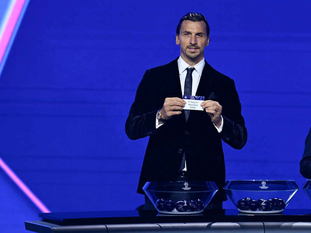 Zlatan Ibrahimovic hält ein kleines Schild mit der Aufschrift „FC Bayern München“ in die Kamera.