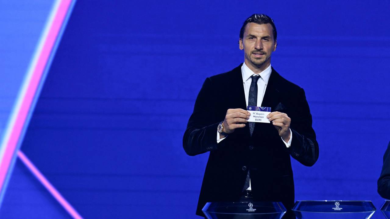 Zlatan Ibrahimovic hält ein kleines Schild mit der Aufschrift „FC Bayern München“ in die Kamera.