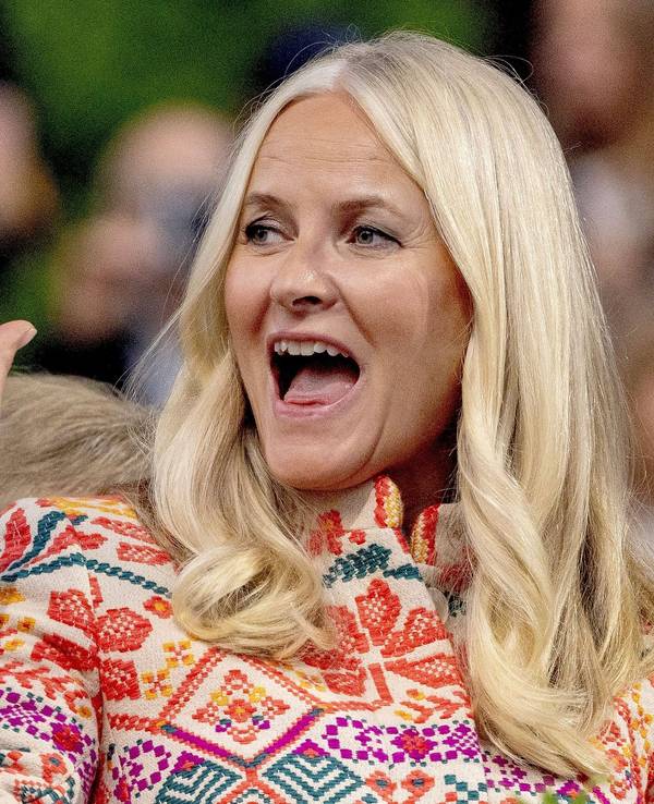 Mette-Marit winkt.