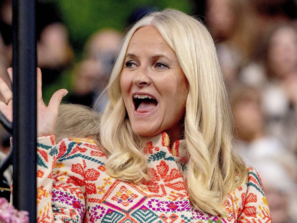 Mette-Marit winkt.