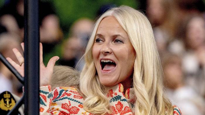 Mette-Marit winkt.