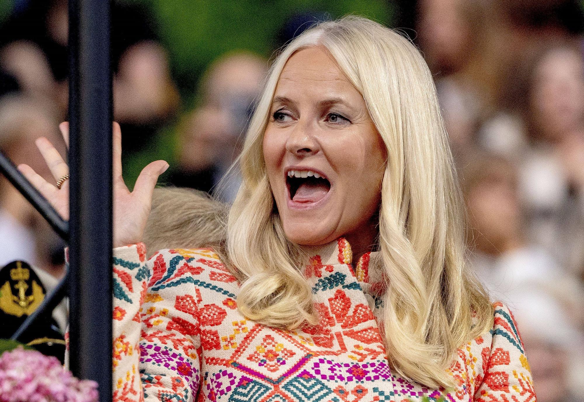 Mette-Marit winkt.