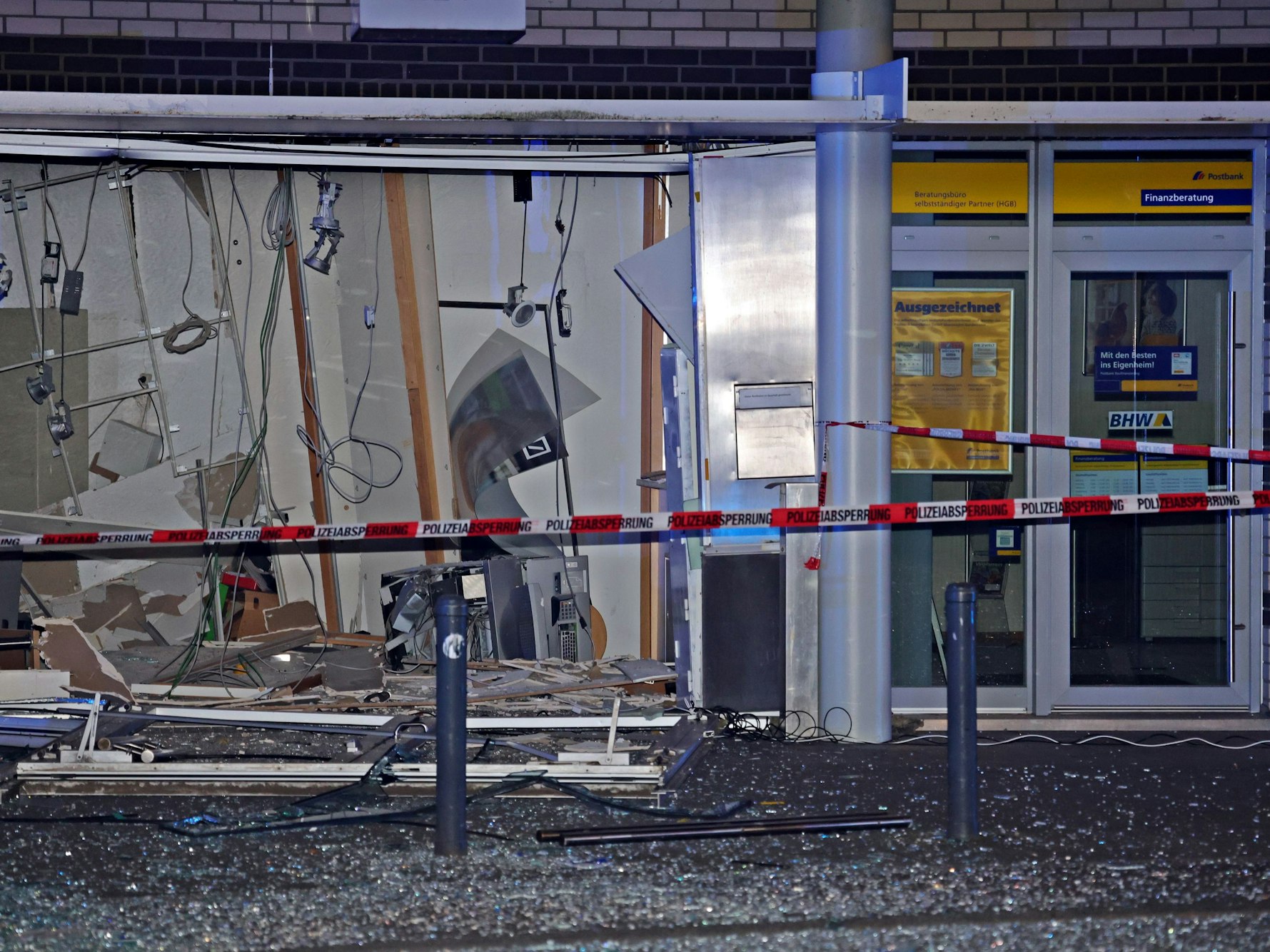 Ein Flatterband der Polizei sichert nach einer Explosion in einer Bankfiliale den Tatort.