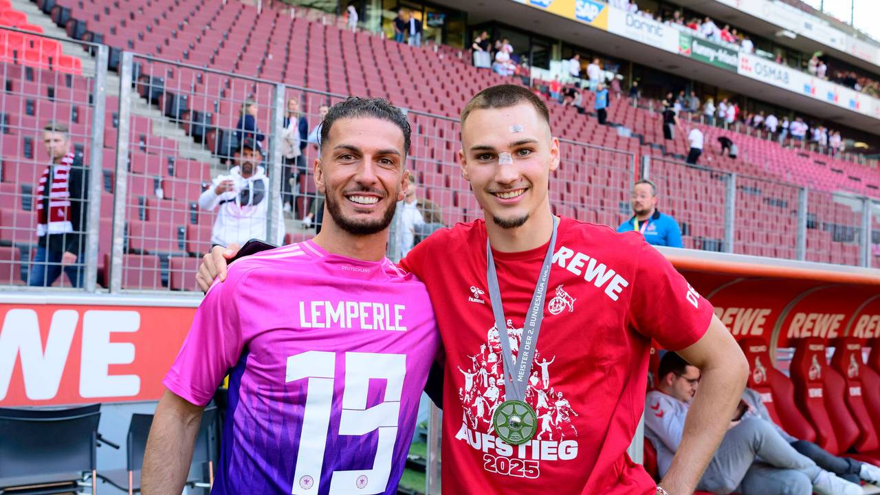 Leart Pacarada legt seinen Arm um Tim Lemperle und trägt dabei ein DFB-Trikot mit Lemperle-Flock falschherum.