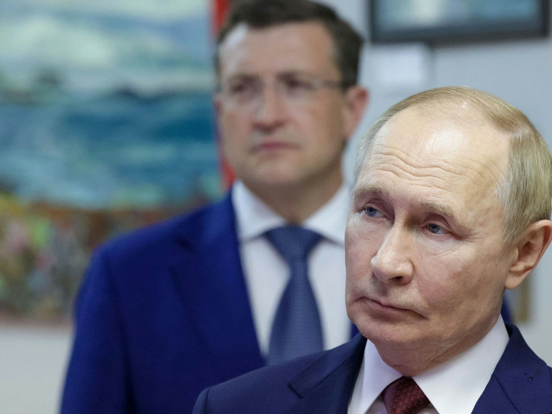 Auf diesem von der russischen staatlichen Agentur Sputnik verbreiteten Foto besucht der russische Präsident Wladimir Putin am 22. August 2025 eine Ausstellung in Sarow.
