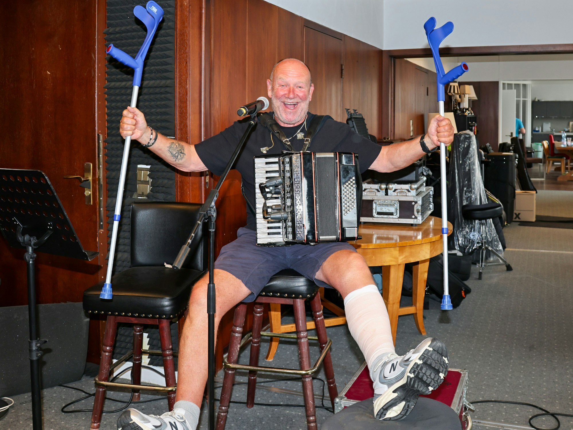 Detlef Vorholt mit Verband und Krücken.