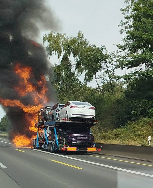 EXPRESS-Leserreporter Gregor Kauls hat den Brand auf der A1 fotografiert.