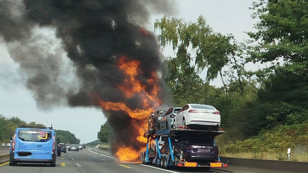 EXPRESS-Leserreporter Gregor Kauls hat den Brand auf der A1 fotografiert.