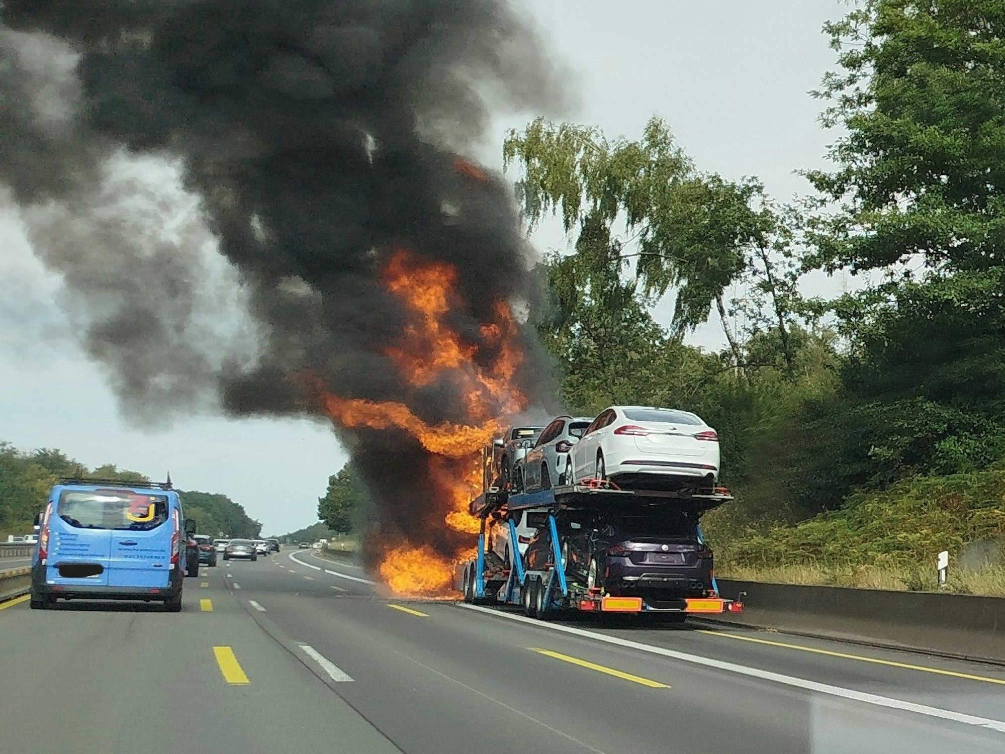 EXPRESS-Leserreporter Gregor Kauls hat den Brand auf der A1 fotografiert.