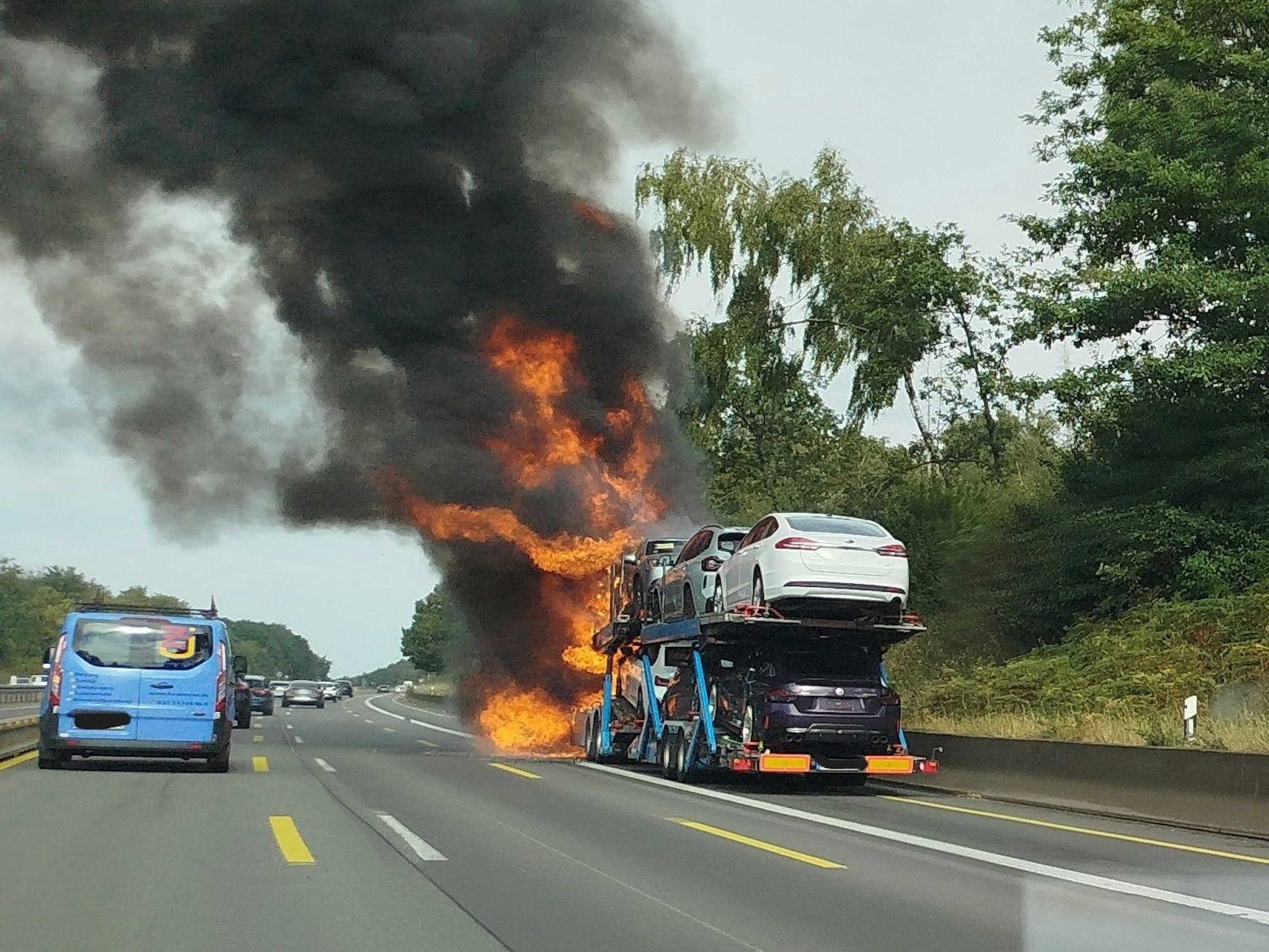 EXPRESS-Leserreporter Gregor Kauls hat den Brand auf der A1 fotografiert.