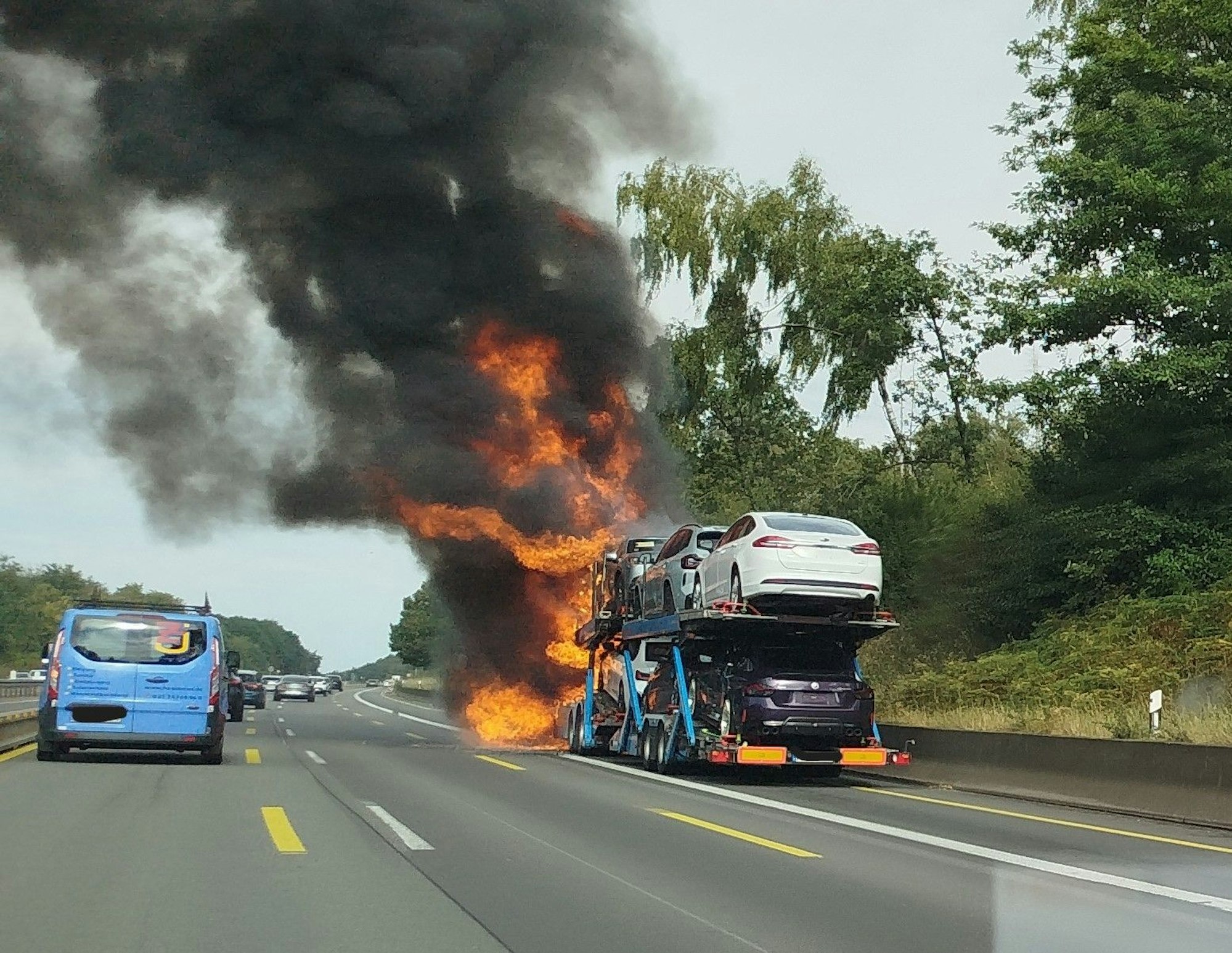 EXPRESS-Leserreporter Gregor Kauls hat den Brand auf der A1 fotografiert.