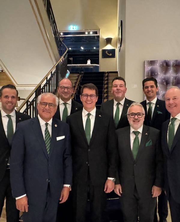 Der neue Senatsvorstand der EhrenGarde Köln beim Gruppenfoto.