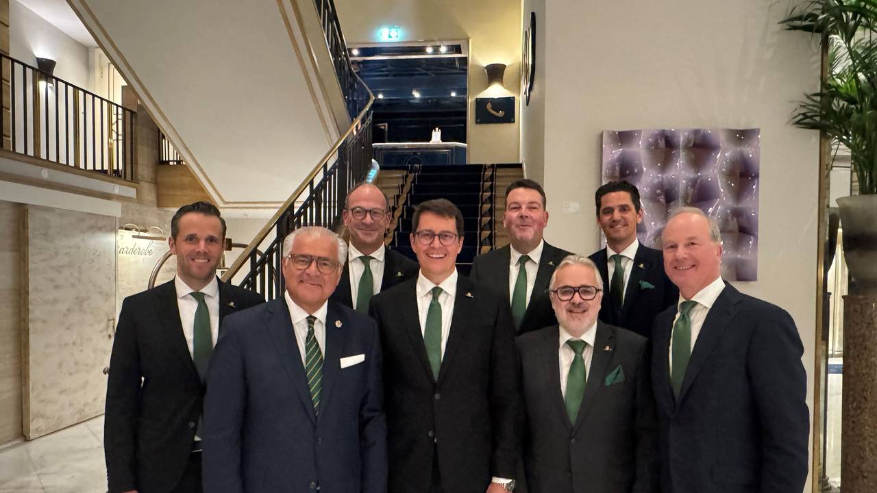 Der neue Senatsvorstand der EhrenGarde Köln beim Gruppenfoto.