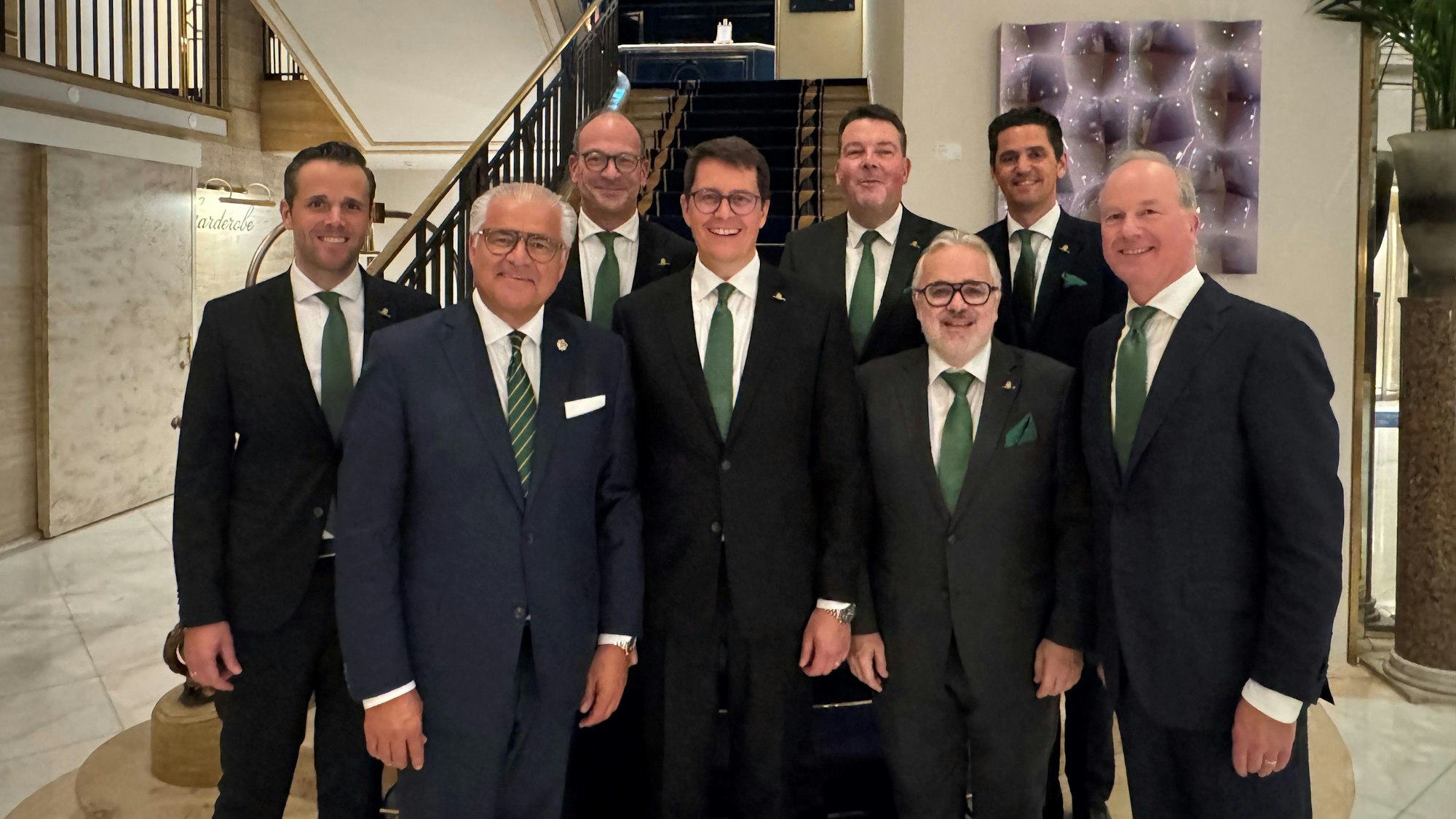 Der neue Senatsvorstand der EhrenGarde Köln beim Gruppenfoto.