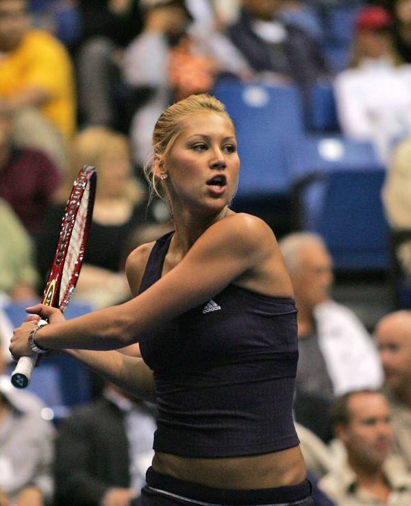 Anna Kournikova guckt einem geschlagenen Ball hinterher.
