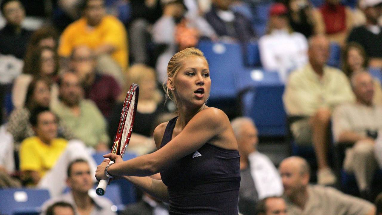 Anna Kournikova guckt einem geschlagenen Ball hinterher.