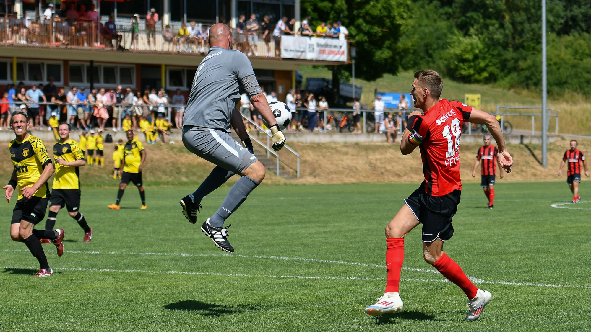 Nils Petersen für die Traditionsmannschaft des SC Freiburg auf dem Rasen.
