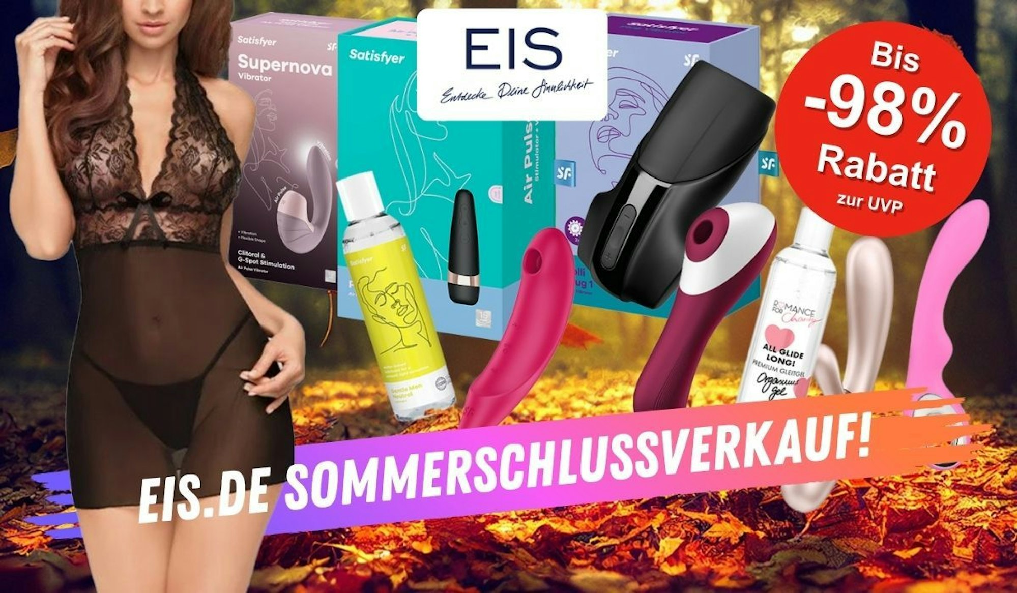 Satisfyer und weitere Spielzeuge für Männer und Frauen, Dessous und Massage-Gels zum Eis.de Sommerschlussverkauf Sale vor einem Hintergrund mit einem Wald im Herbst mit braunen, heruntergefallenen Blättern.