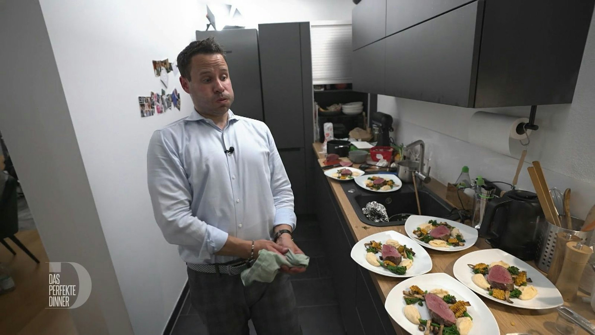 Beim Anrichten des Hauptgangs kommt Timo ins Schwitzen.
(Bild: RTL)