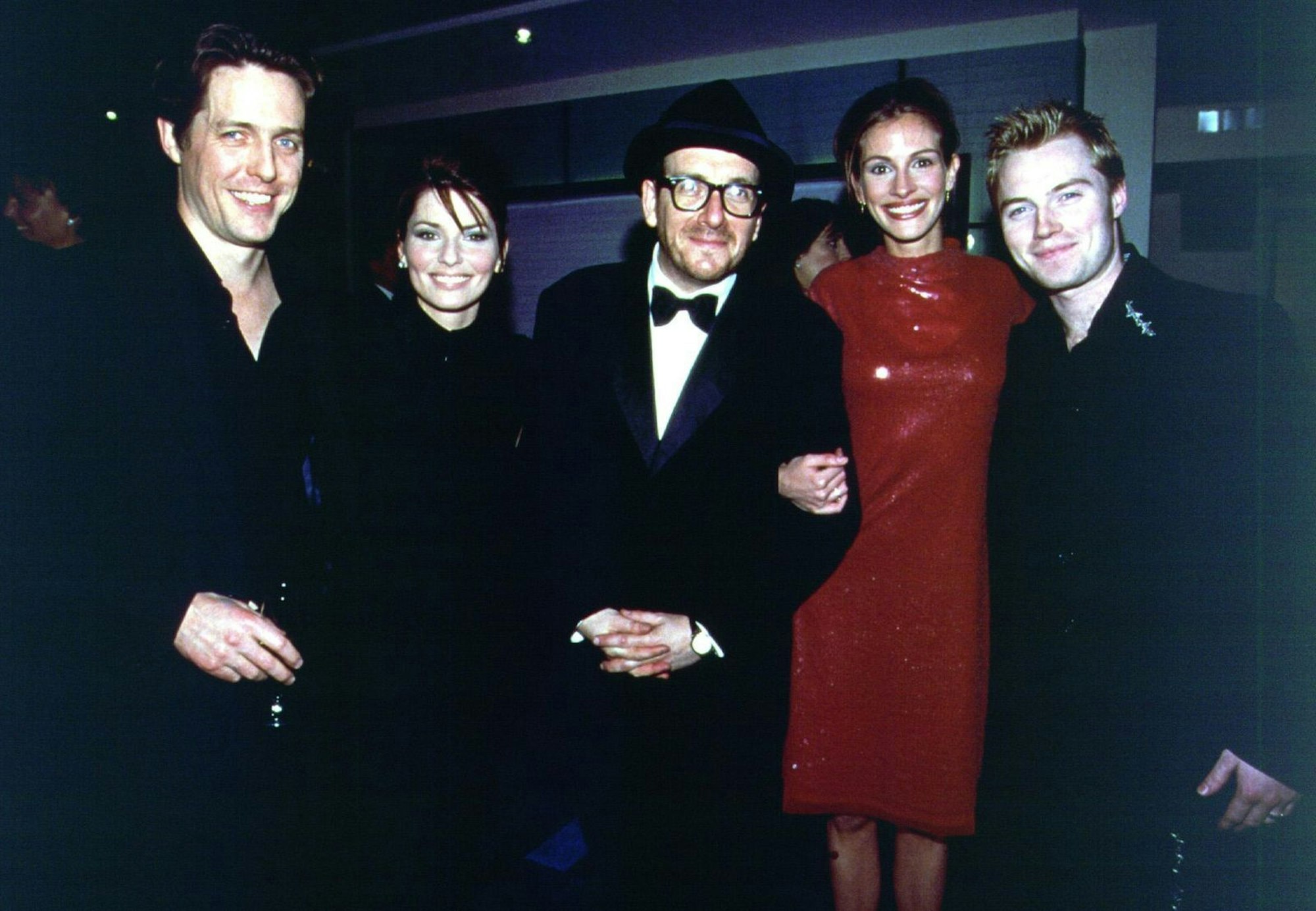 Innerhalb kürzester Zeit stieg Shania Twain (Zweite von links) zum Darling der Musikszene auf, und auch in der Glitzwerwelt von Hollywood wurde sie zu einem gerne gesehenen Gast. Das Bild zeigt Shania Twain unter anderem mit Julia Roberts (Vierte von links) und Hugh Grant (links), für deren Kinoerfolg „Notting Hill“ sie den Song „You've Got A Way“ beisteuerte. (Bild: Getty Images)