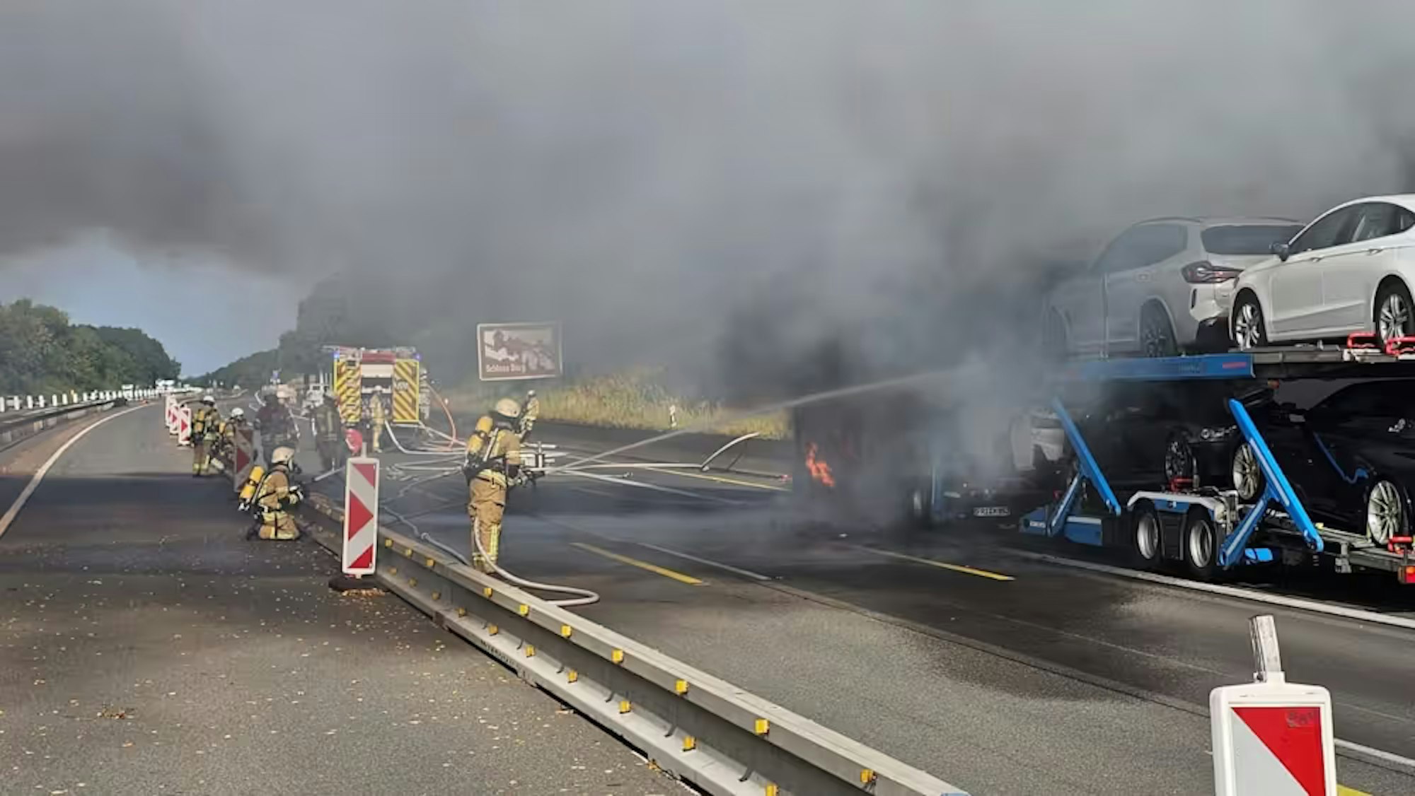 Auf der A1 in Richtung Dortmund brannte bei Burscheid ein Lkw.