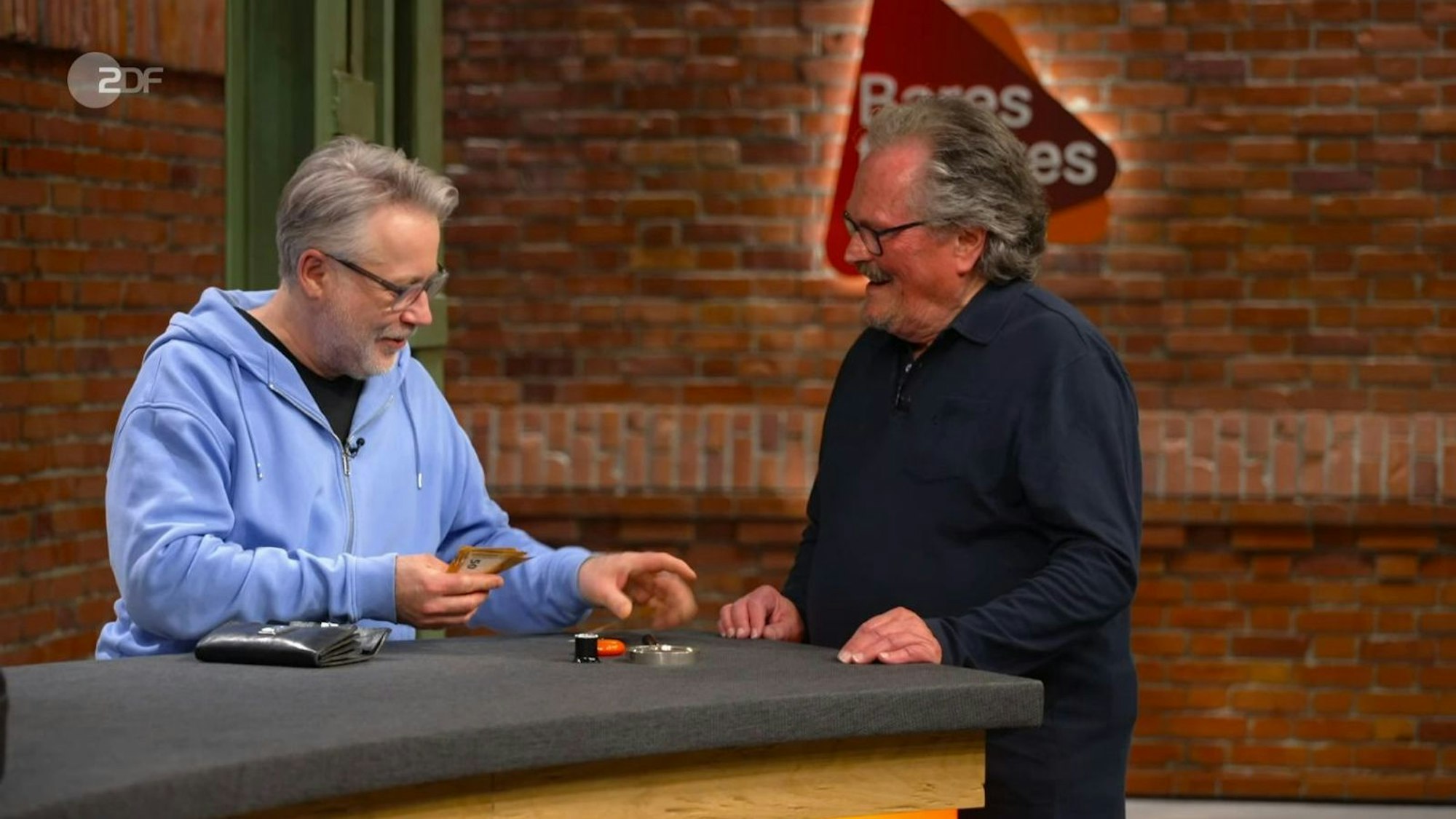 Jan Čížek hatte Glück und bekam den Koffer für 250 Euro. Verkäufer Sam war glücklich. (Bild: ZDF)