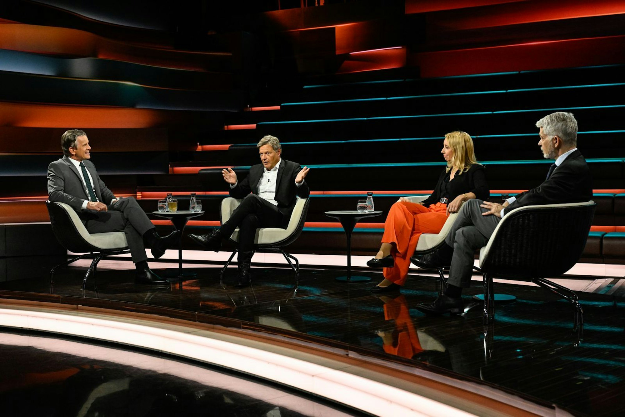 Zu Gast bei Markus Lanz waren am Mittwochabend (von links) Robert Habeck, Journalistin Melanie Amann und Militärexperte Carlo Masala. (Bild: ZDF / Markus Hertrich)